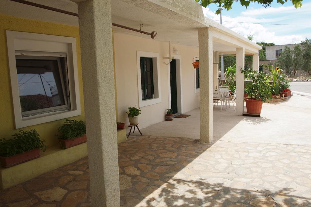 Apartments Viktorija Starigrad Paklenica Eksteriør bilde