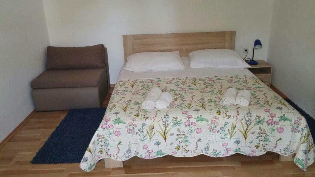 Apartments Viktorija Starigrad Paklenica Eksteriør bilde